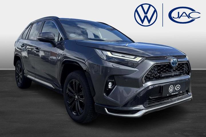 Grå Toyota RAV4 fra 2022 set udefra