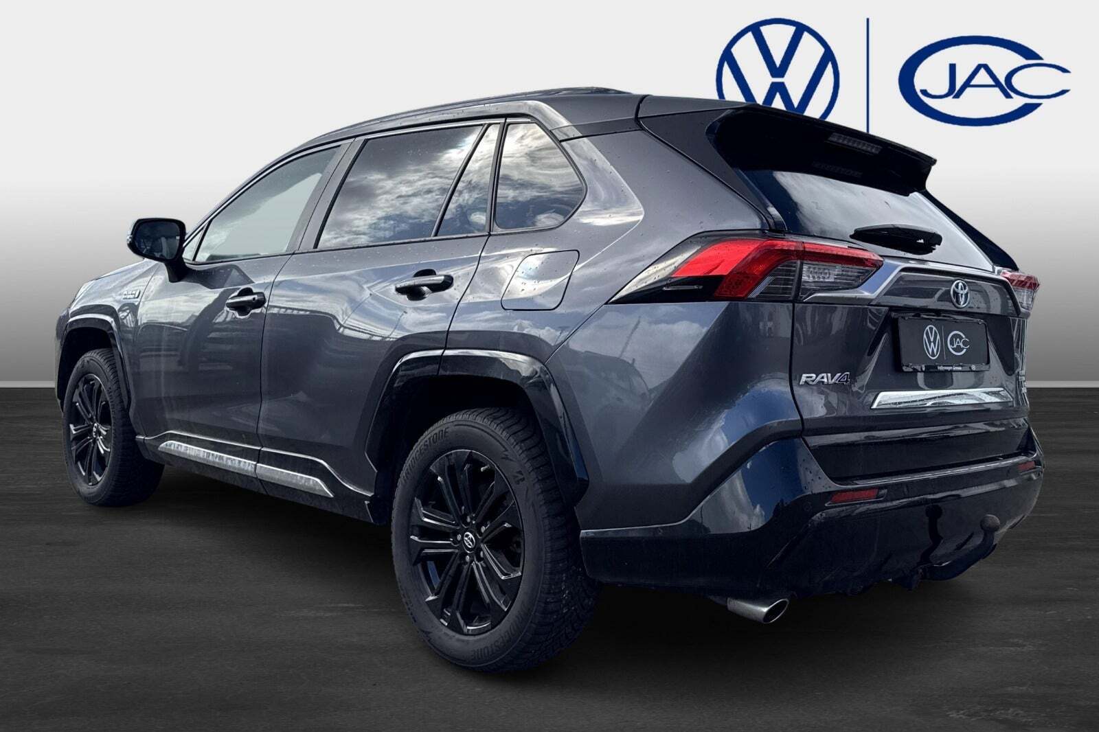 Grå Toyota RAV4 fra 2022