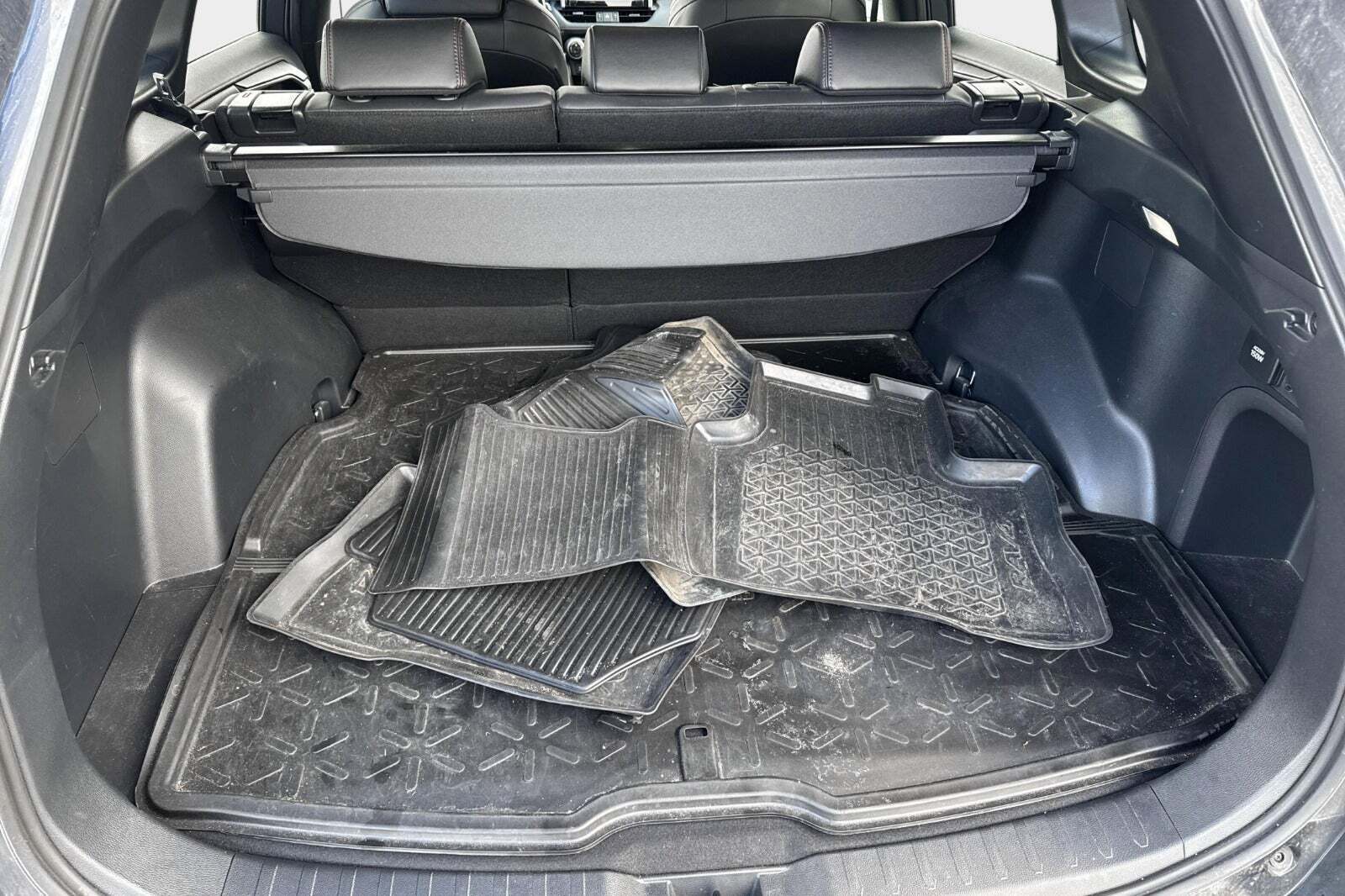 Grå Toyota RAV4 fra 2022