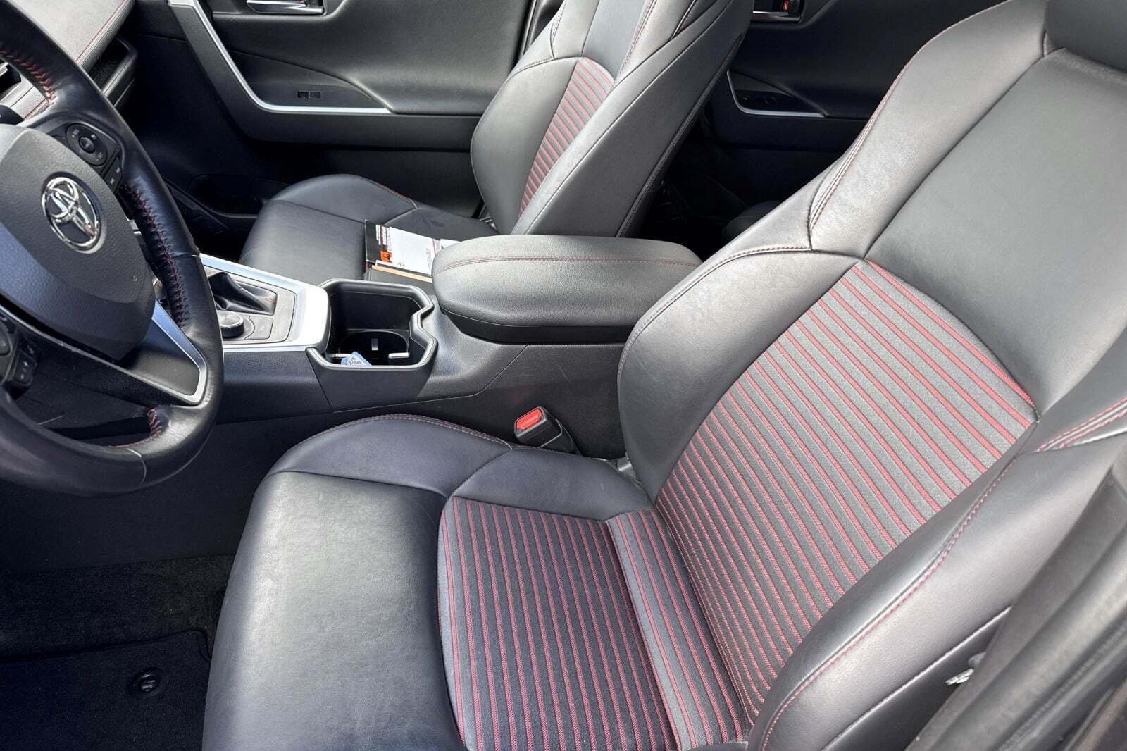 Grå Toyota RAV4 fra 2022