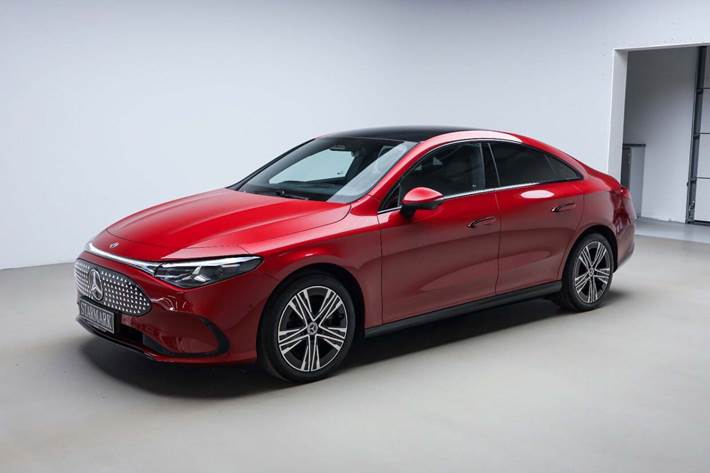 Rød Mercedes CLA250+ fra 2025