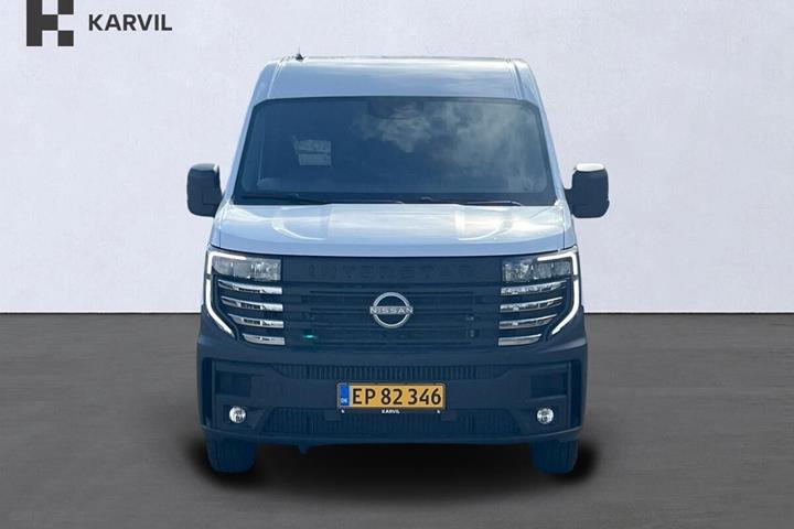 Hvid Nissan Interstar fra 2024 set udefra