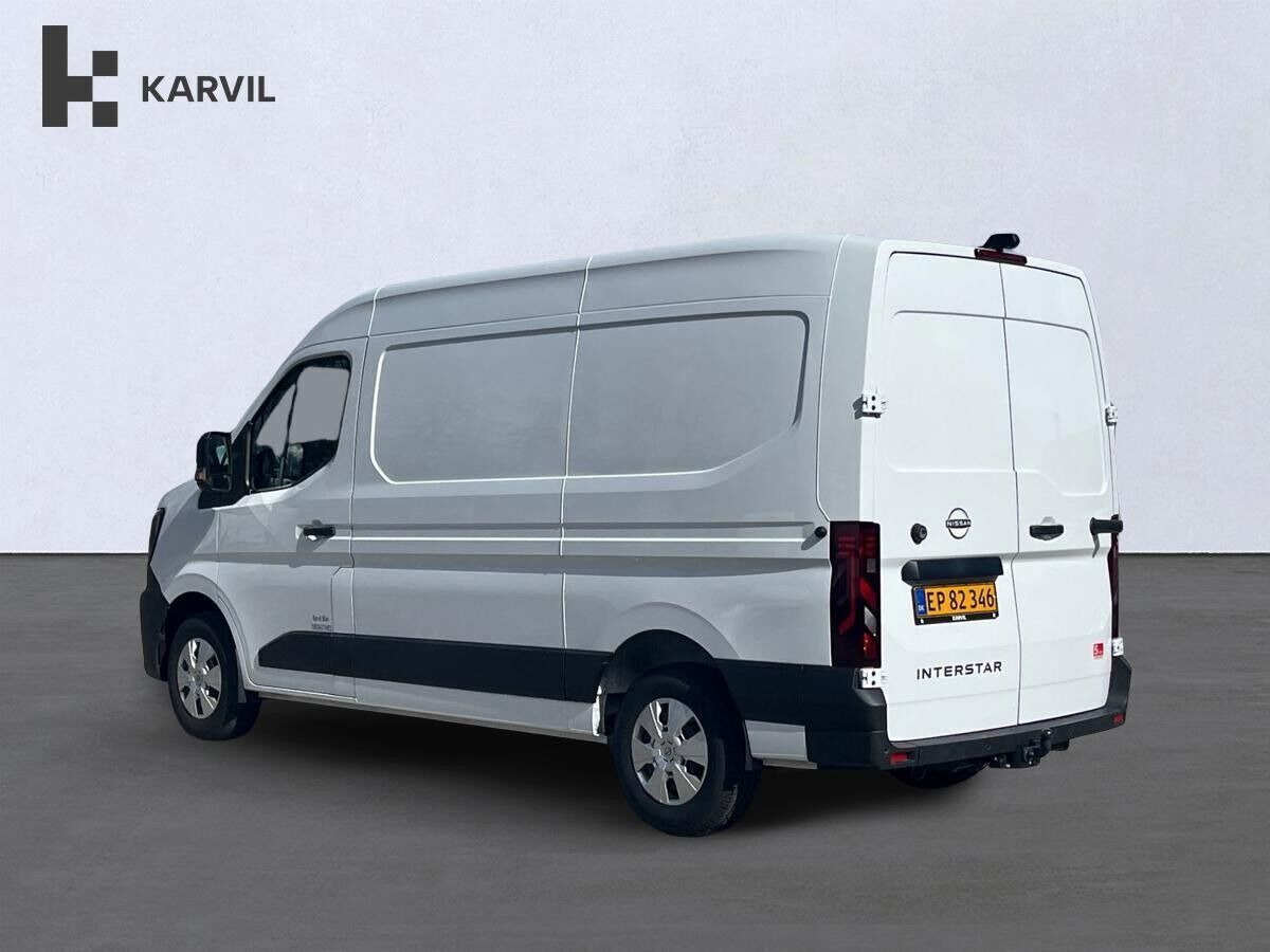 Hvid Nissan Interstar fra 2024 set udefra
