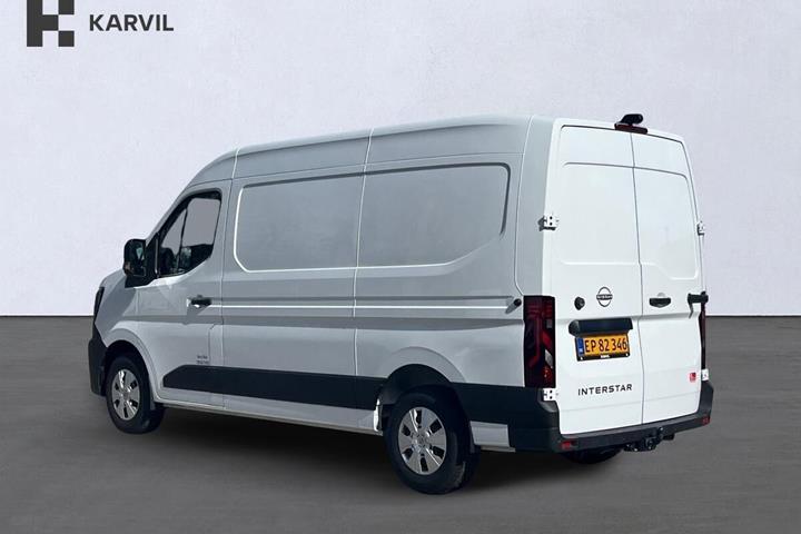 Hvid Nissan Interstar fra 2024 set udefra