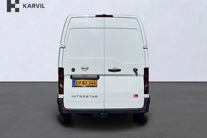 Hvid Nissan Interstar fra 2024 set udefra