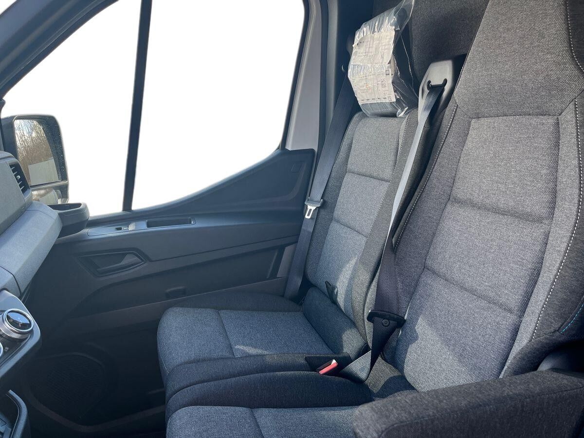 Hvid Nissan Interstar fra 2024 set indefra