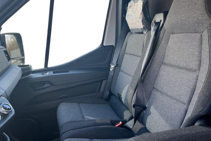 Hvid Nissan Interstar fra 2024 set indefra