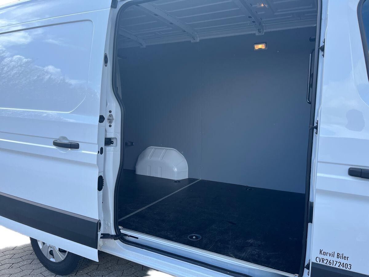 Hvid Nissan Interstar fra 2024 set udefra