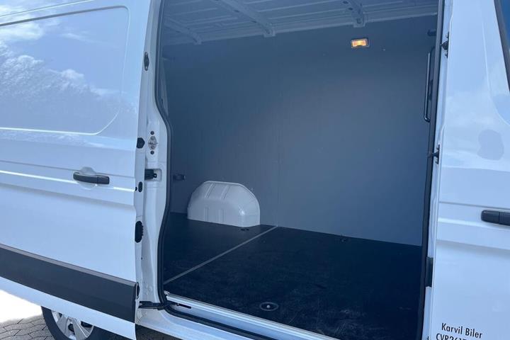 Hvid Nissan Interstar fra 2024 set udefra