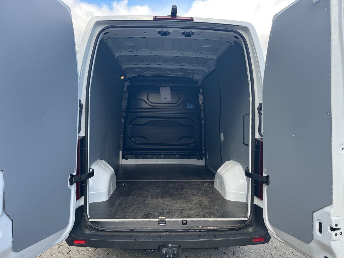 Hvid Nissan Interstar fra 2024