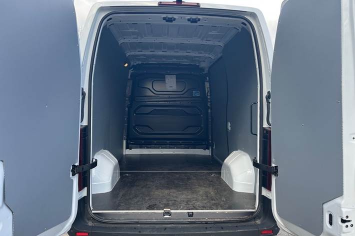 Hvid Nissan Interstar fra 2024