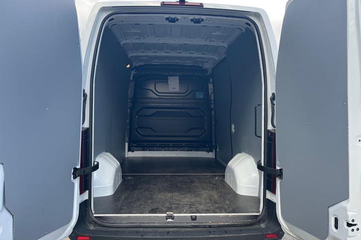 Hvid Nissan Interstar fra 2024 set udefra