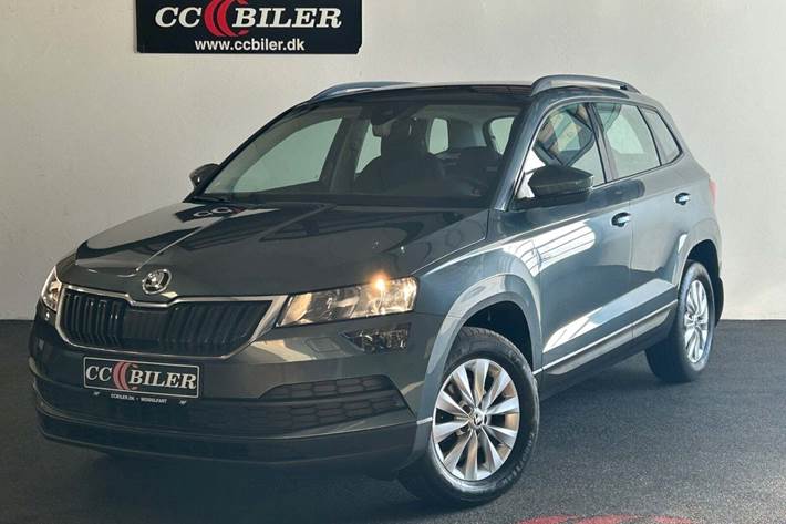 Grå Skoda Karoq fra 2019 set udefra