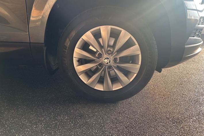 Grå Skoda Karoq fra 2019