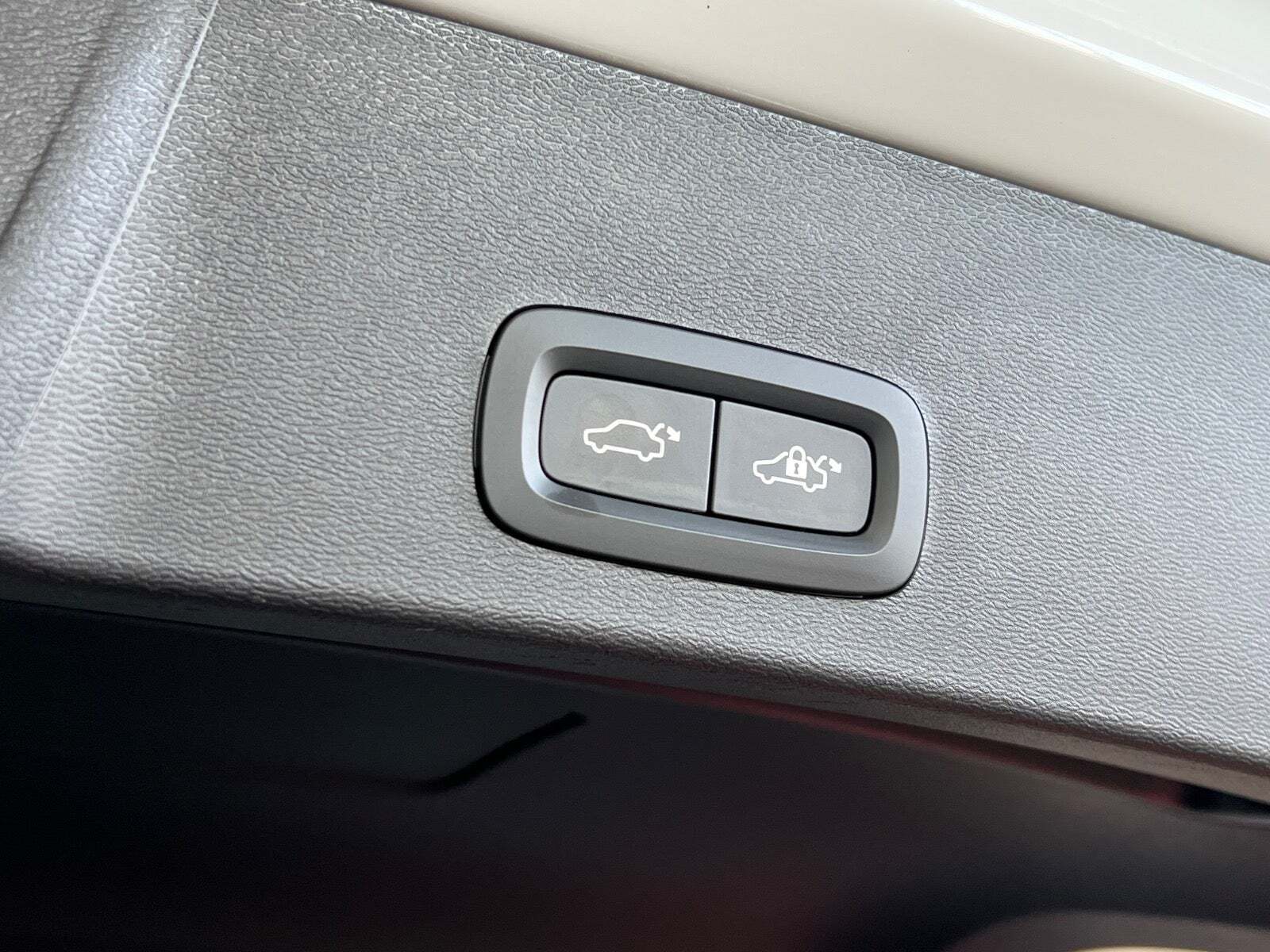 Hvid Volvo XC40 fra 2024