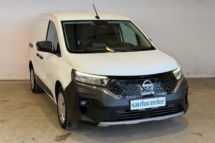 Hvid Nissan Townstar fra 2023 set udefra