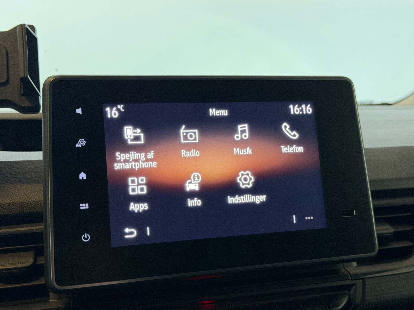 Hvid Nissan Townstar fra 2023