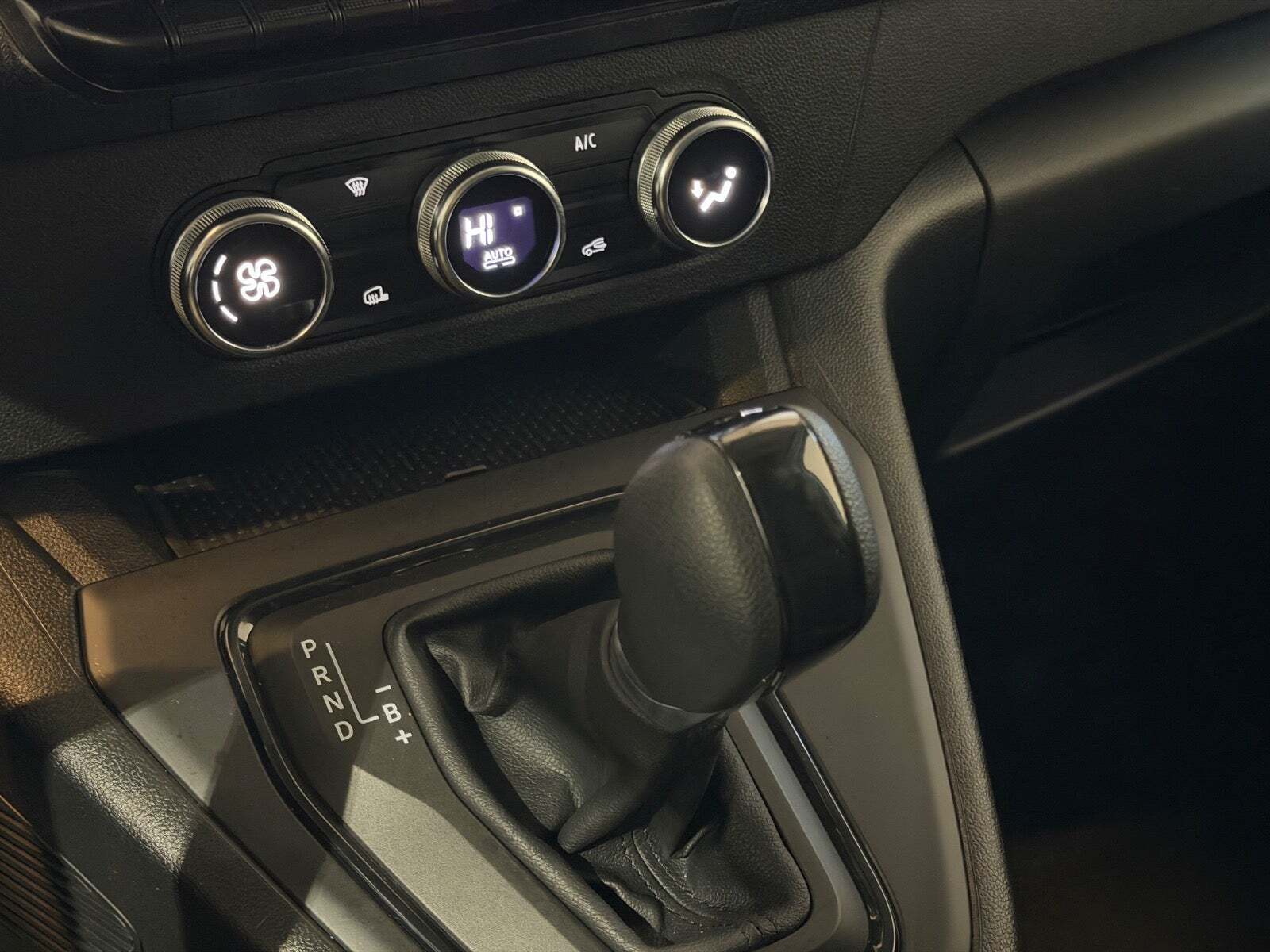 Hvid Nissan Townstar fra 2023