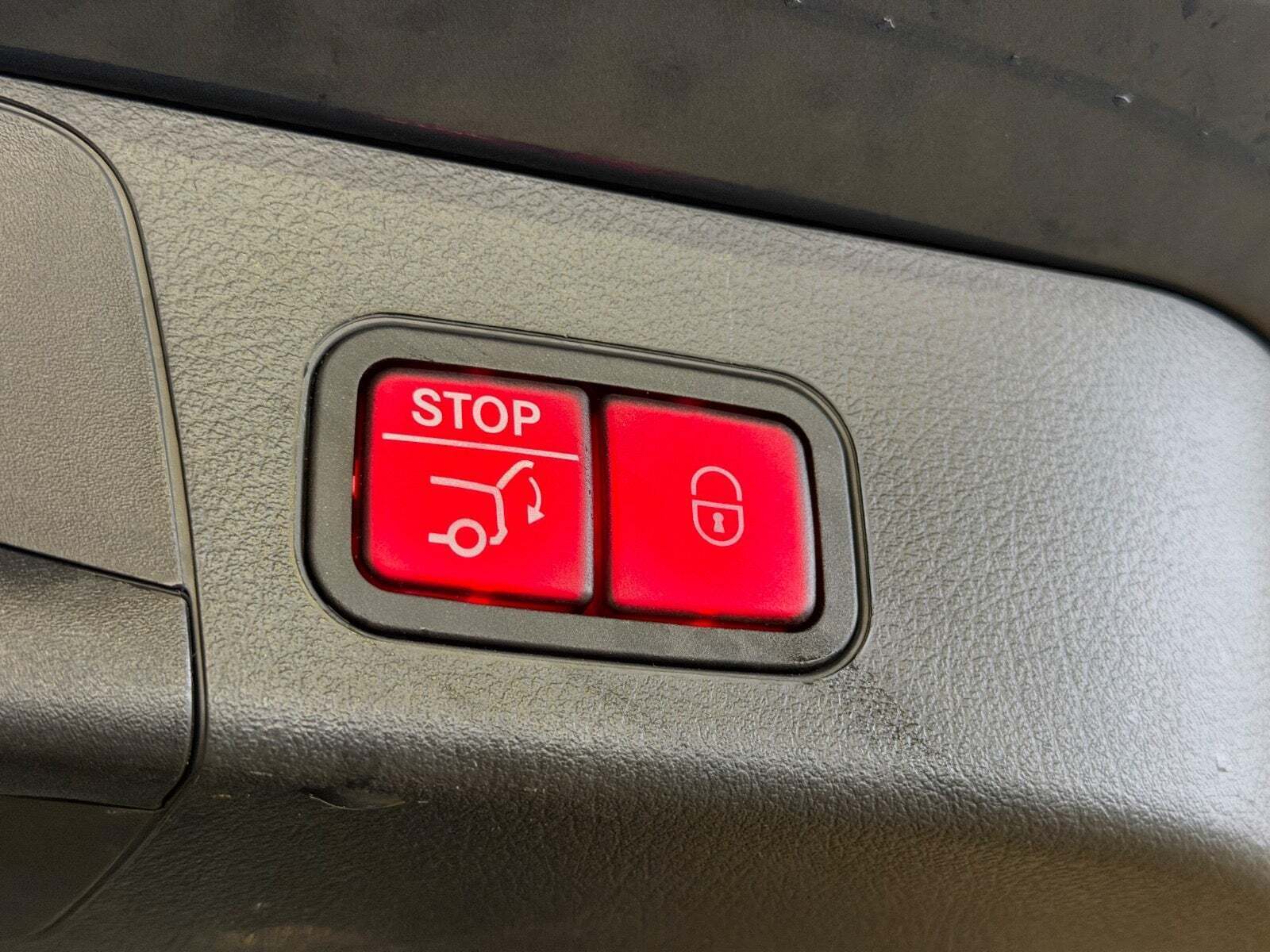 Blå Mercedes EQB250+ fra 2023