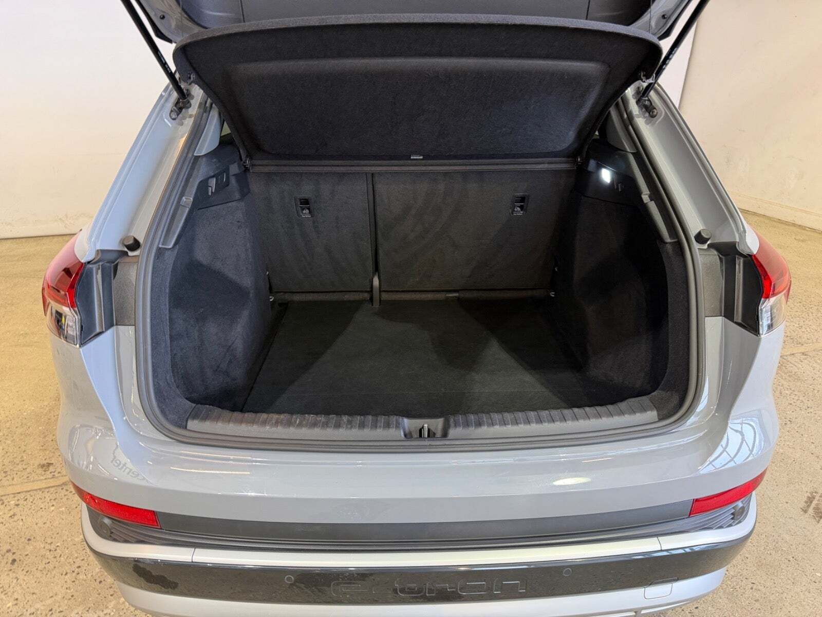 Grå Audi Q4 e-tron fra 2022