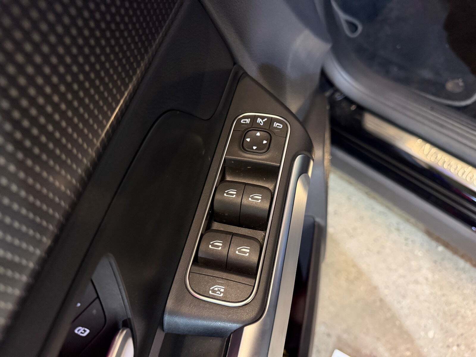 Sort Mercedes EQB250+ fra 2023