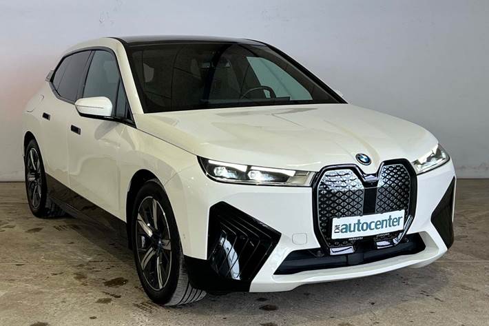 Hvid BMW iX fra 2022