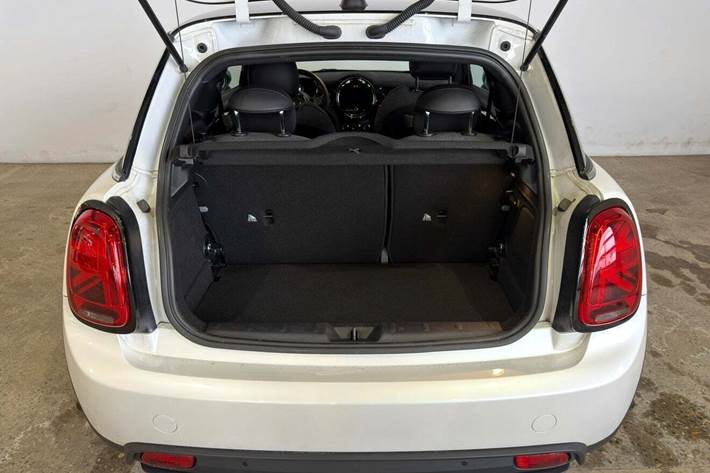 Hvid Mini Cooper SE fra 2024