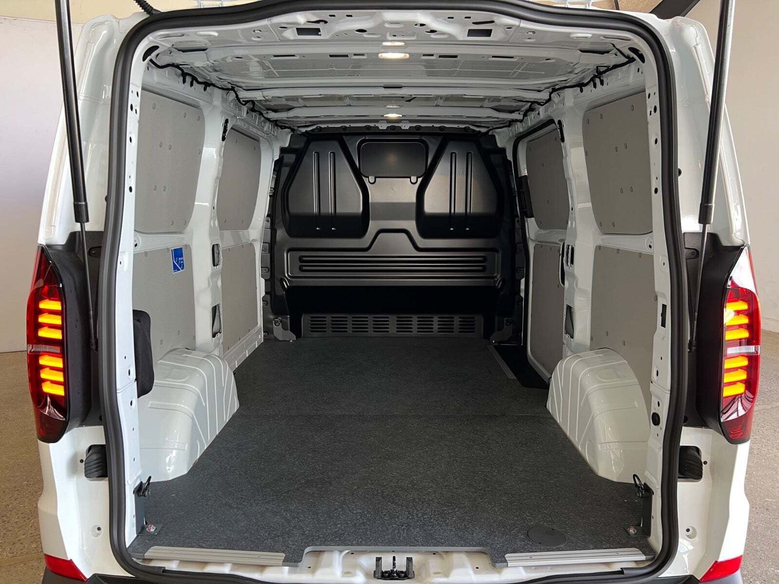 Hvid VW e-Transporter fra 2025