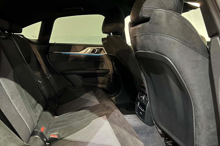 Hvid BMW i4 fra 2025