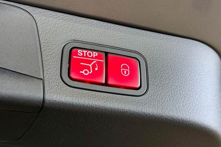 Grå Mercedes EQB250 fra 2023