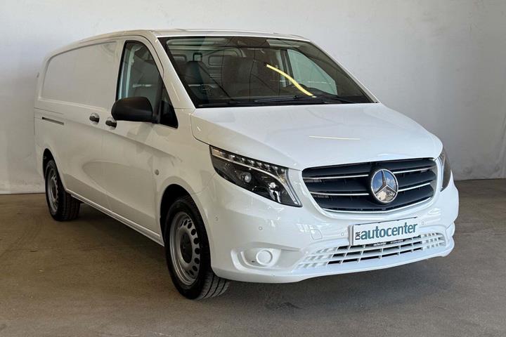 Hvid Mercedes Vito 114 fra 2023 set udefra