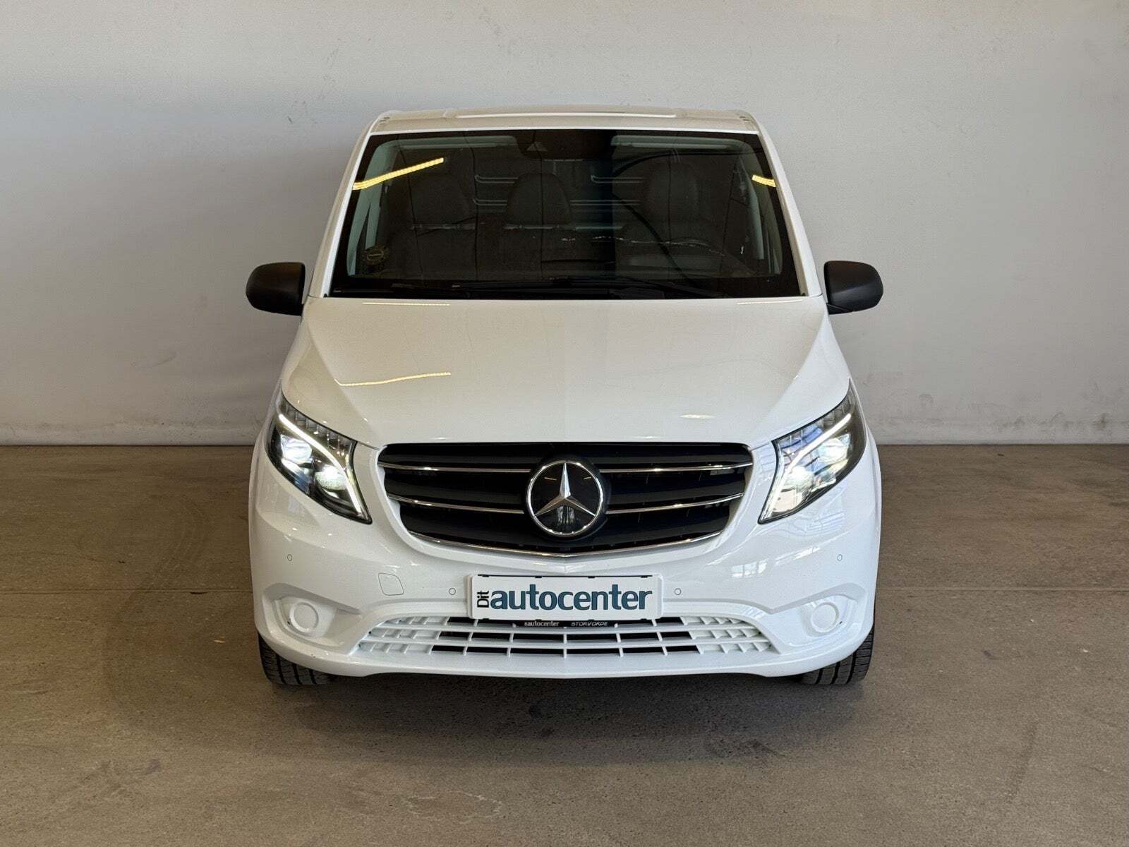 Hvid Mercedes Vito 114 fra 2023