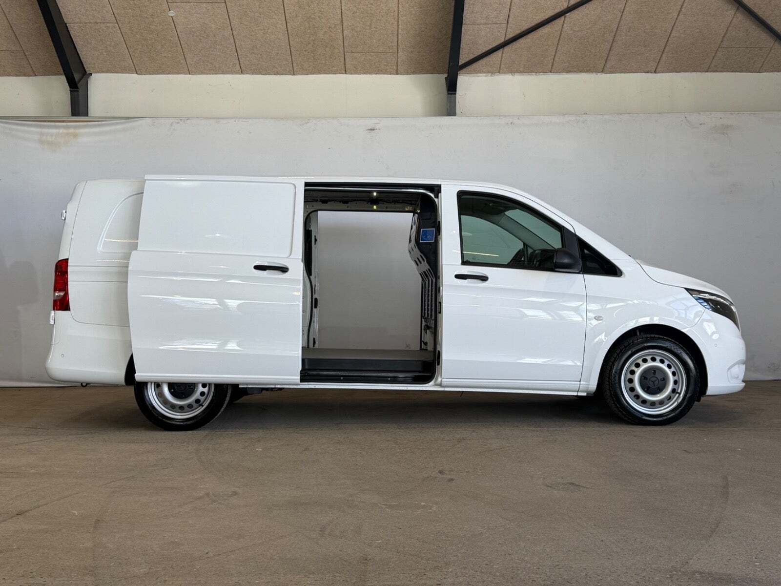 Hvid Mercedes Vito 114 fra 2023