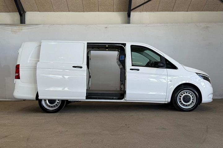 Hvid Mercedes Vito 114 fra 2023
