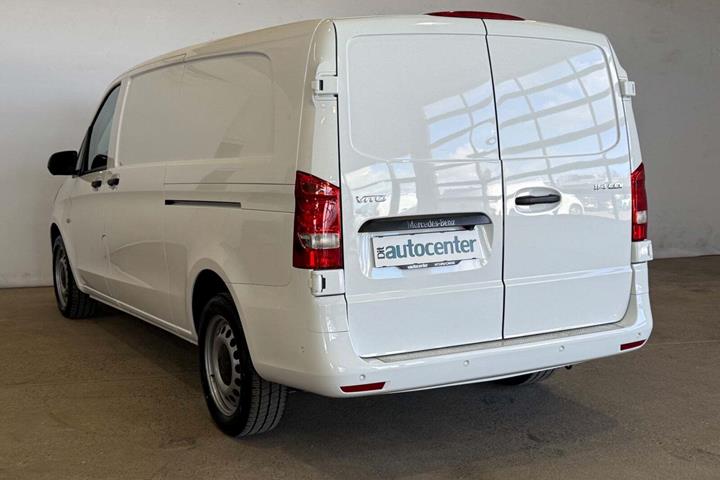 Hvid Mercedes Vito 114 fra 2023