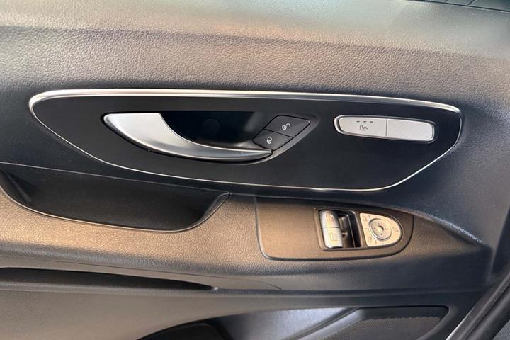 Hvid Mercedes Vito 114 fra 2023