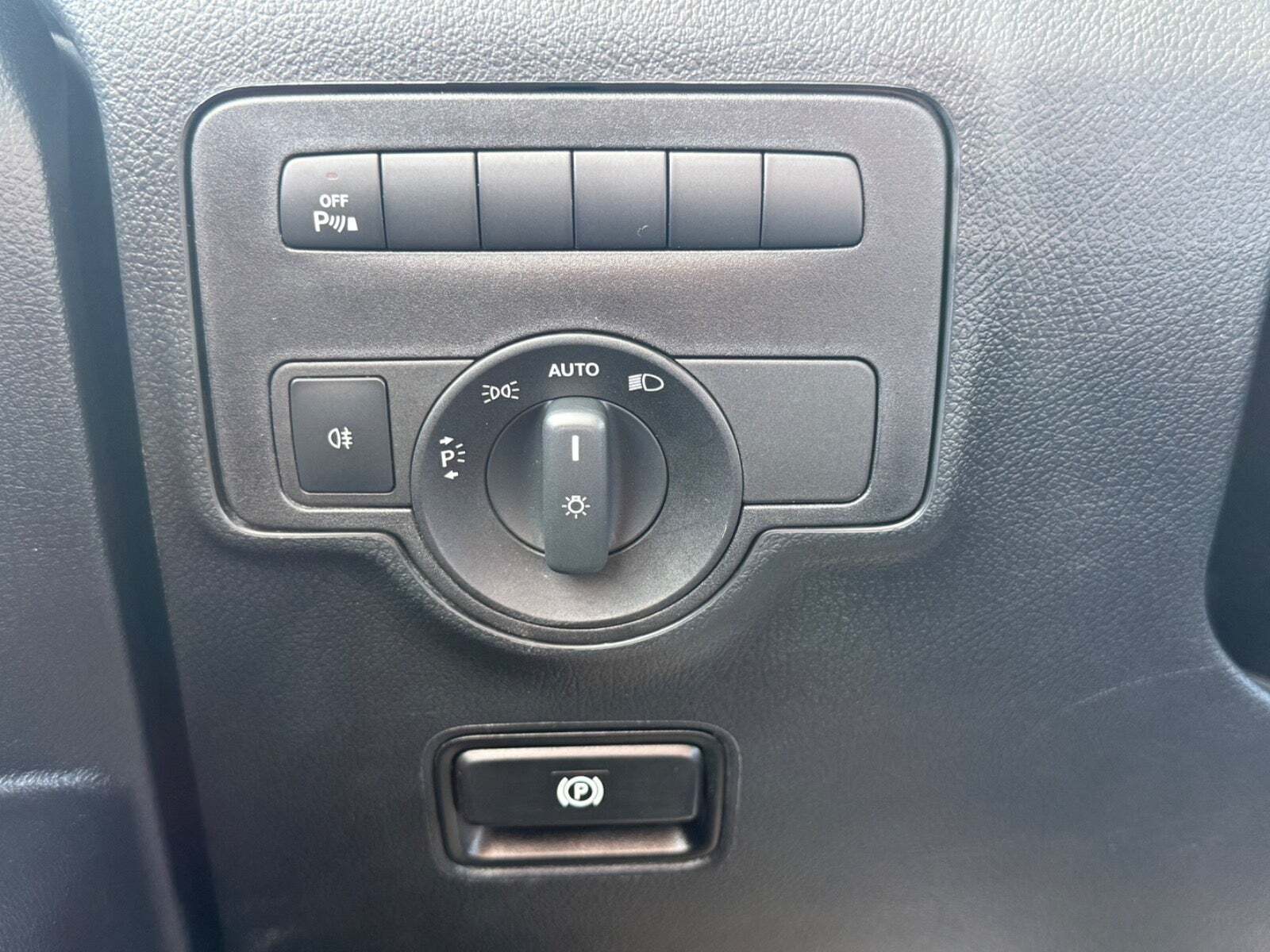 Hvid Mercedes Vito 114 fra 2023