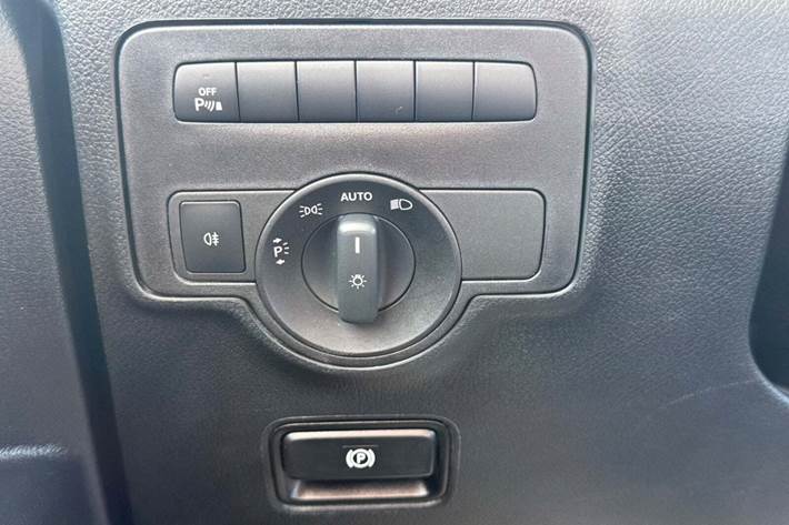 Hvid Mercedes Vito 114 fra 2023