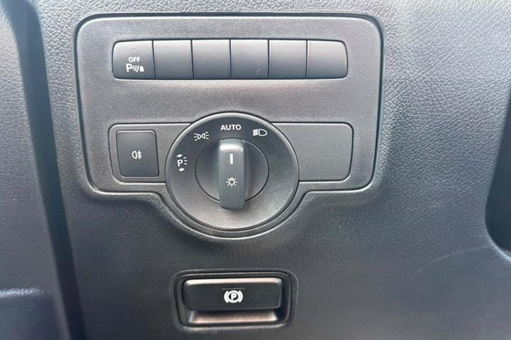 Hvid Mercedes Vito 114 fra 2023