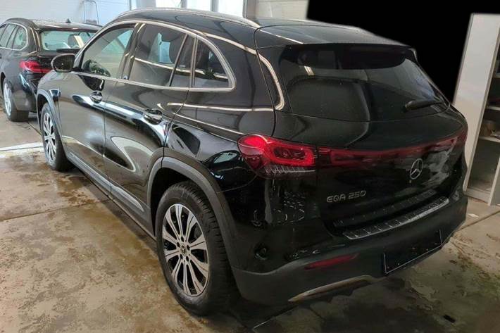 Sort Mercedes EQA250 fra 2023