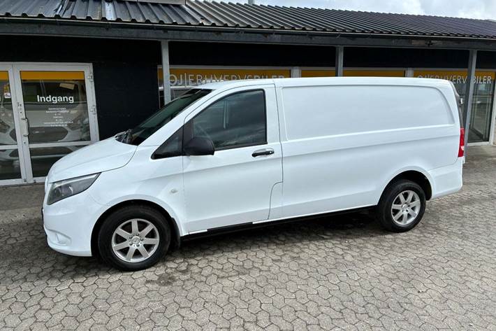 Hvid Mercedes Vito 109 fra 2015 set udefra