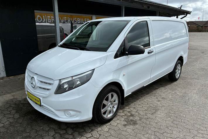 Hvid Mercedes Vito 109 fra 2015 set udefra