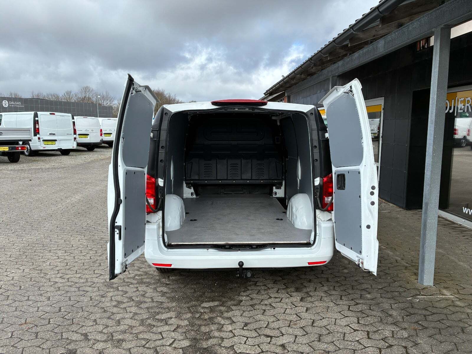 Hvid Mercedes Vito 109 fra 2015 set udefra