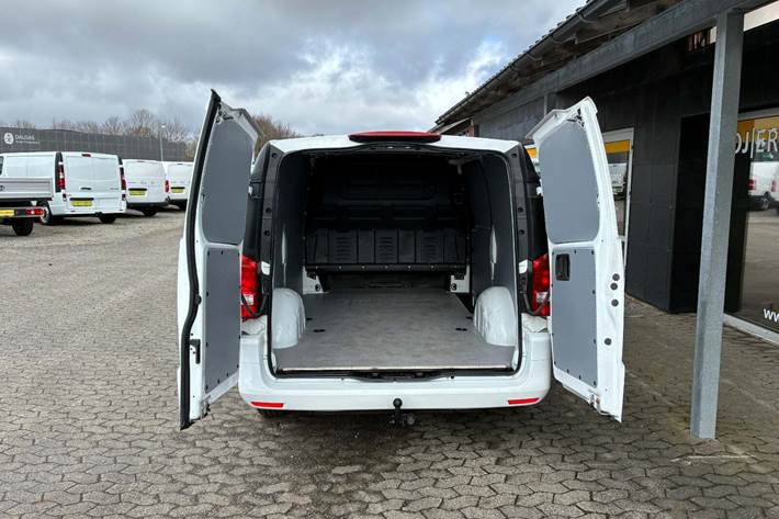 Hvid Mercedes Vito 109 fra 2015 set udefra