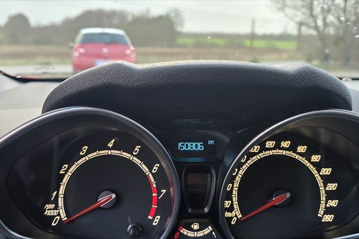 Rød Ford Fiesta fra 2013