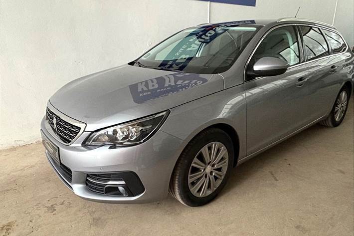 Grå Peugeot 308 fra 2021