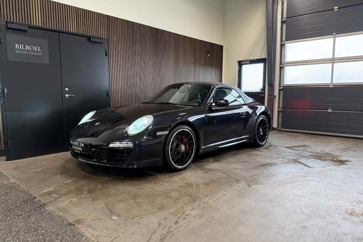 Sort Porsche 911 Carrera GTS fra 2011