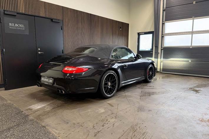 Sort Porsche 911 Carrera GTS fra 2011