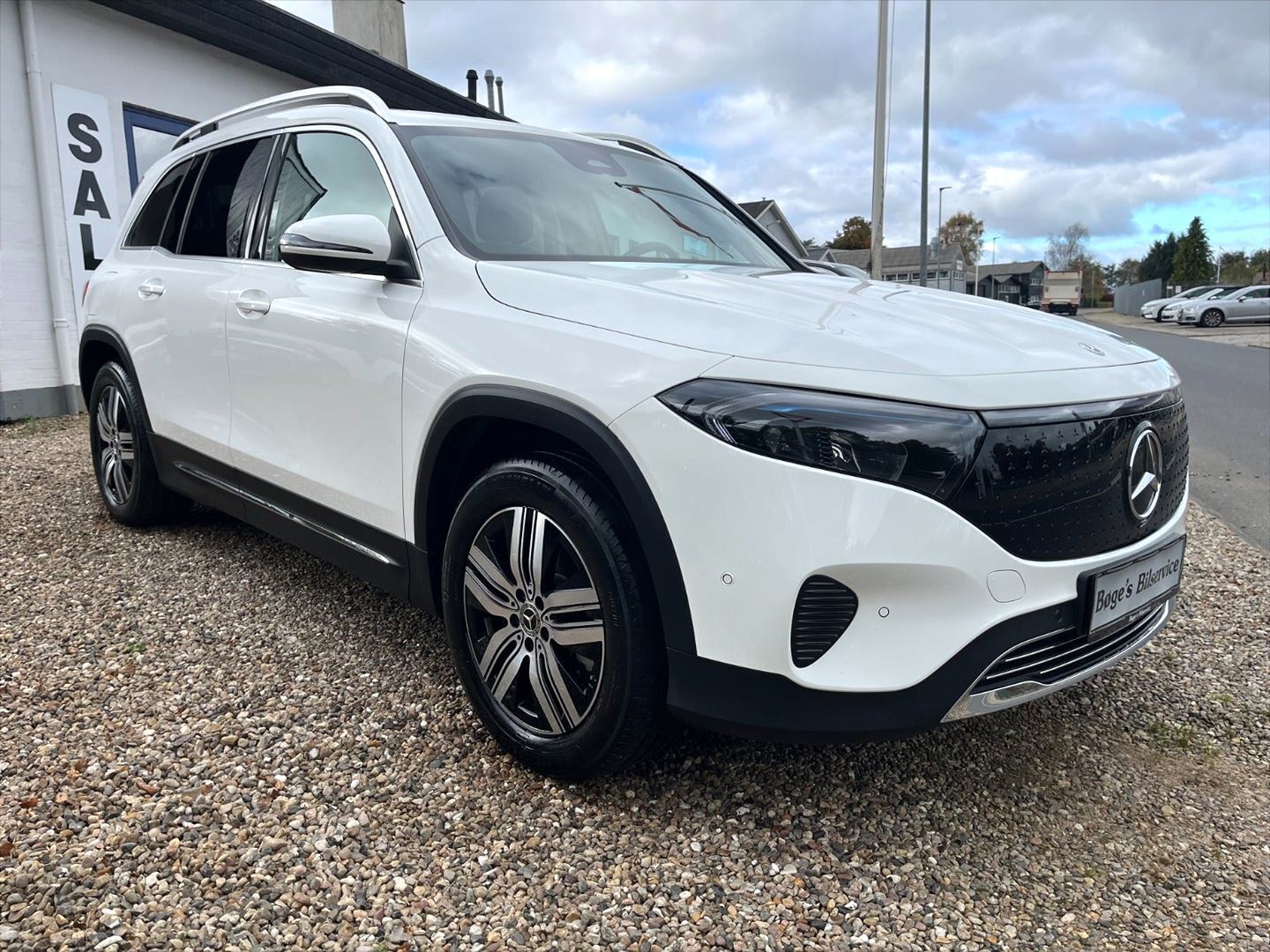 Hvid Mercedes EQB 300 fra 2024