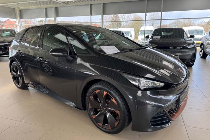 Grå Cupra Born fra 2024 set udefra